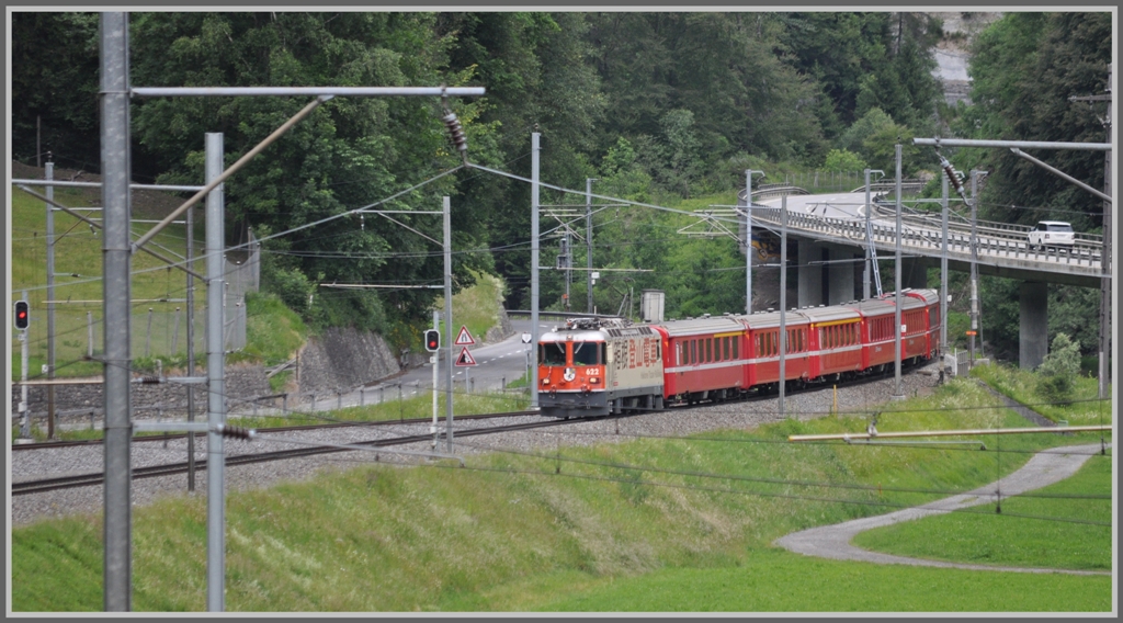 RE1241 mit Ge 4/4 II 622  Arosa  fhrt in die Ausweichstelle Fuchsenwinkel ein. (07.06.2011)