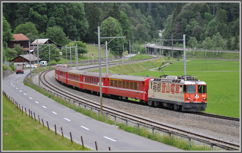 RE1241 mit Ge 4/4 II 622  Arosa  durchfhrt die Dienststation Fuchsenwinkel zwischen Schiers und Furna. (07.06.2011)