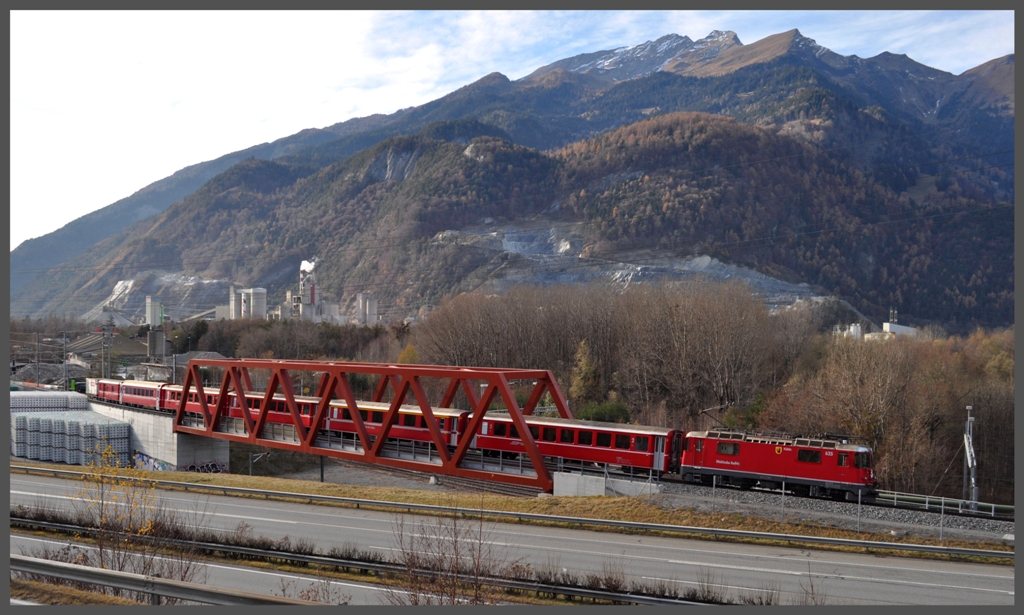 RE1241 mit Ge 4/4 II 625  Kblis  verlsst Untervaz-Trimmis Richtung Landquart. (30.11.2011)