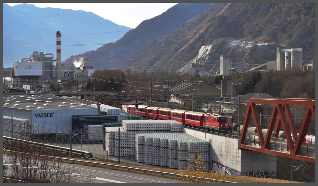 RE1241 mit Ge 4/4 II 625  Kblis  verlsst Untervaz-Trimmis Richtung Landquart. (30.11.2011)