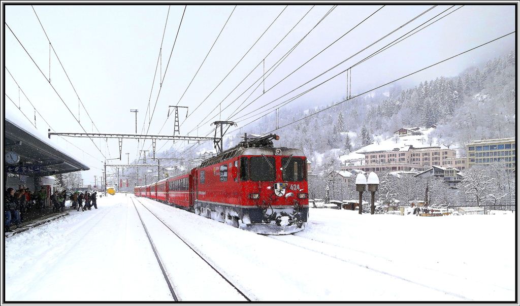 RE1241 mit Ge 4/4 II 624  Celerina/Schlarigna  fhrt im verschneiten Ilanz ein. (04.02.2013)