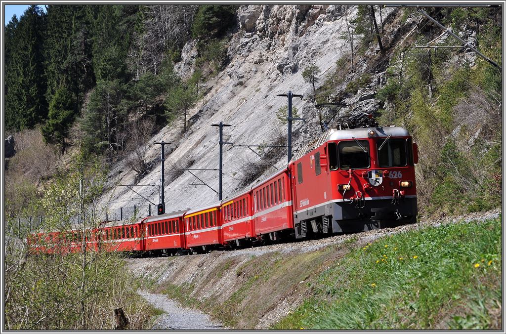 RE1241 mit Ge 4/4 II 626  Malans  unterhalb von Trin in der Rheinschlucht. (24.04.2013)