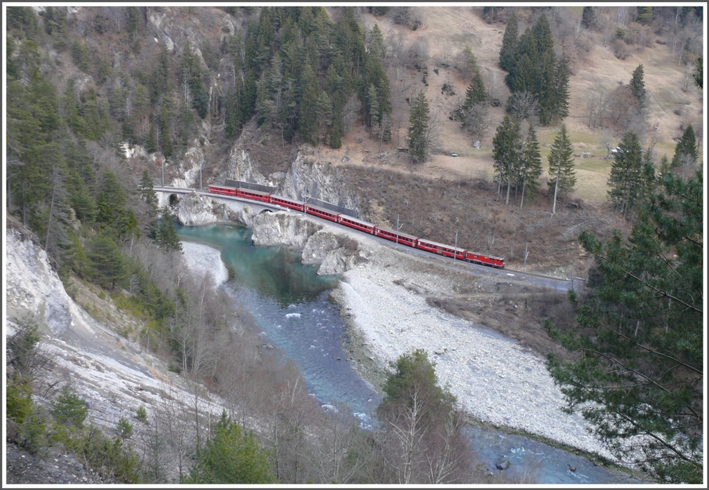 RE1241 schlngelt sich dem Vorderrhein entlang unter der Ruine Wackenau bei Trin. (13.02.2011)