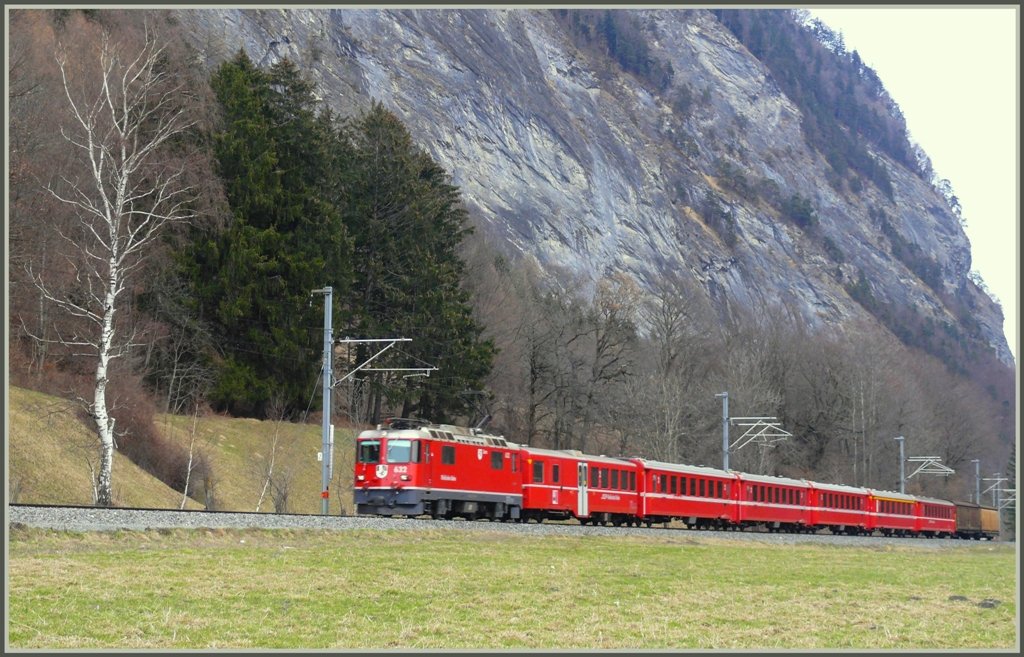 RE1244 aus Scuol-Tarasp mit Ge 4/4 II 632  Untervaz  hat soeben den Klustunnel bei Malans verlassen. Interessant ist der BD Wagen an der Zugsspitze. (18.03.2010)