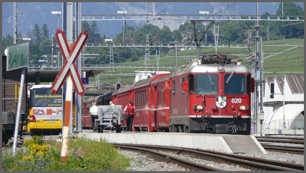RE1244 mit Ge 4/4 II 620  Zernez  in Untervaz-Trimmis. (28.06.2010)