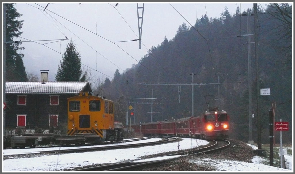 RE1244 mit Ge 4/4 II 627  Reichenau-Tamins  und Tm 81 im ledtzten Abendlicht in Trin Station. (01.12.2010)