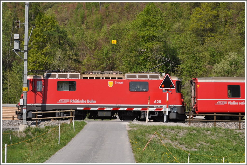RE1244 mit Ge 4/4 II 628  S-chanf  passiert den neu mit Schranken gesicherten Bahnbergang hinter Malans. (20.04.2011)