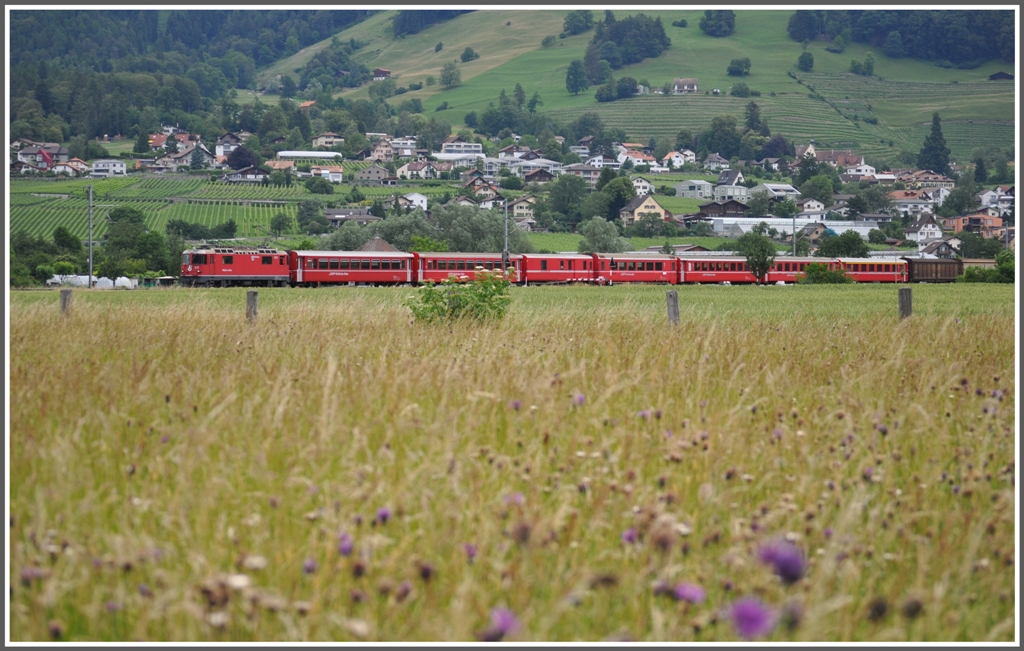 RE1244 mit Ge 4/4 II 621  Felsberg  bei Malans. (07.06.2011)