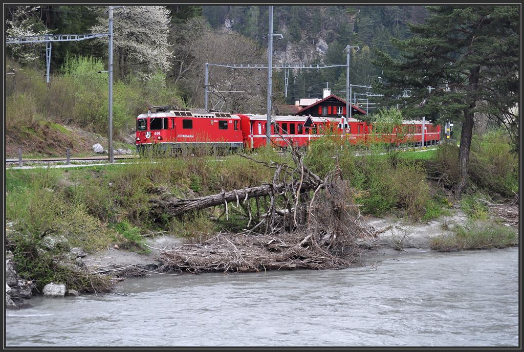 RE1244 mit Ge 4/4 II 614  Schiers  in Trin. (28.04.2013)