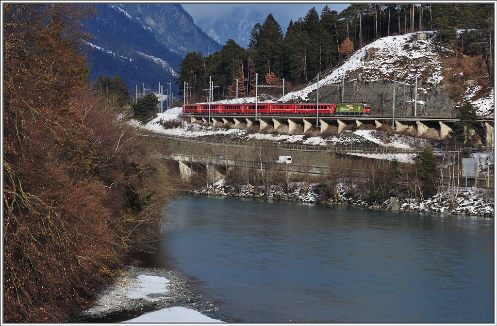 RE1244 nach Disentis/Mustr mit Ge 4/4 II 630  Trun  fhrt in Reichenau-Tamins ein. Das enge Tal teilen sich hier der Rhein, die Nationalstrasse N13, die Hauptstrasse und die Rhtische Bahn. (15.02.2013)