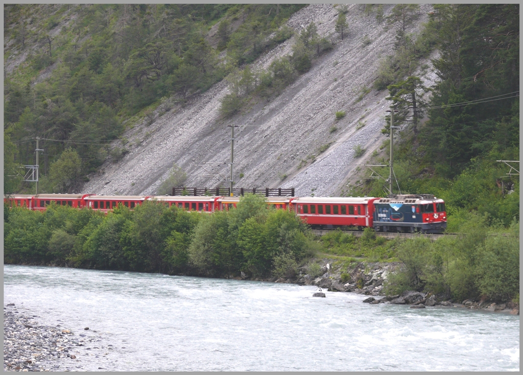 RE1245 mit Ge 4/4 II 619  Samedan  nhert sich der Station Trin. (20.06.2010)