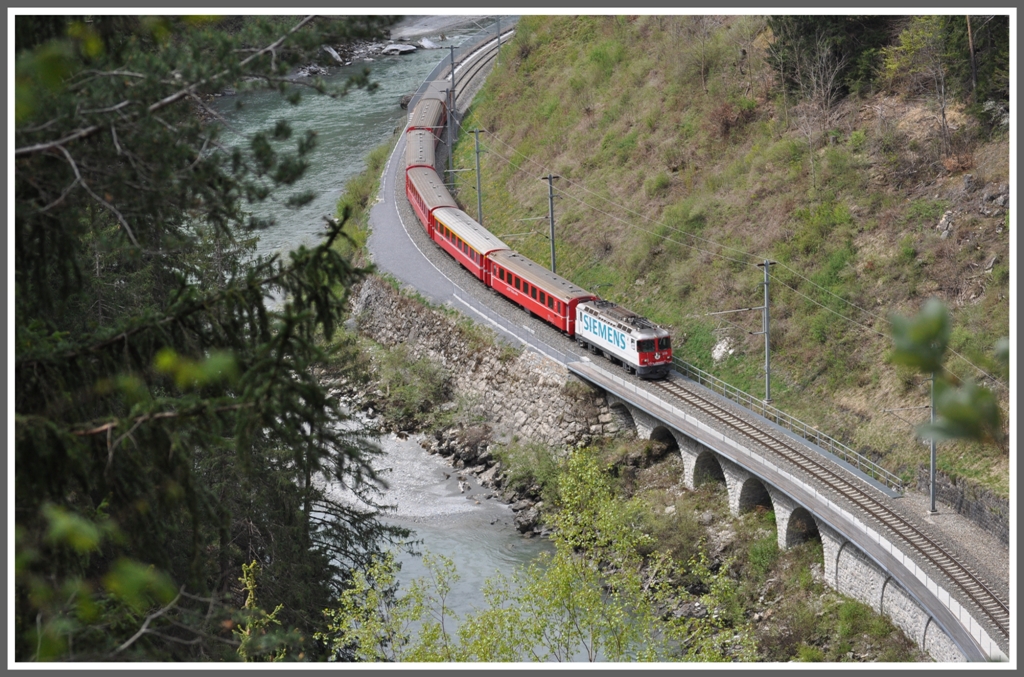 RE1245 mit Ge 4/4 II 616  Filisur  bei Trin. (14.04.2011)