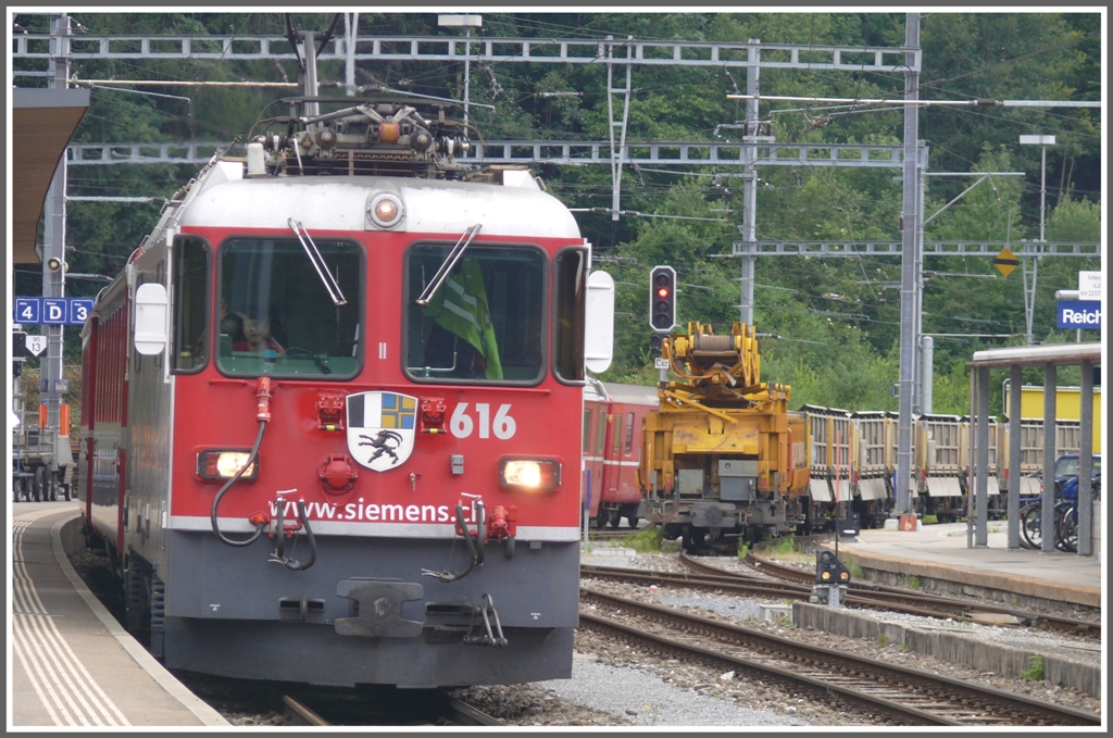 RE1245 mit Ge 4/4 II 616  Filisur  fhrt in Reichenau-Tamins ein. (16.06.2011)