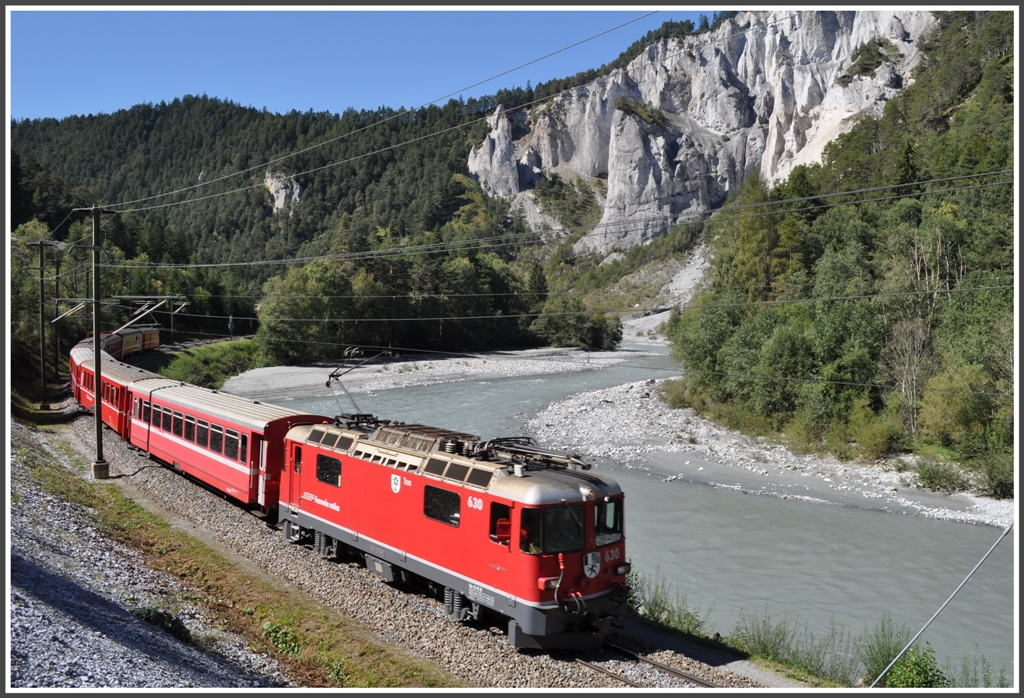RE1245 mit Ge 4/4 II 630  Trun  oberhalb von Versam-Safien. (13.09.2011)