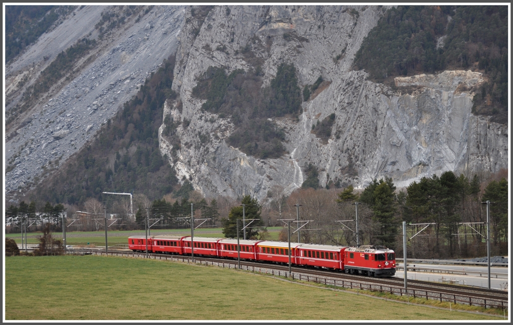 RE1245 mit Ge 4/4 II 624  Celerina  zwischen Felsberg und Chur West. (03.12.2011)
