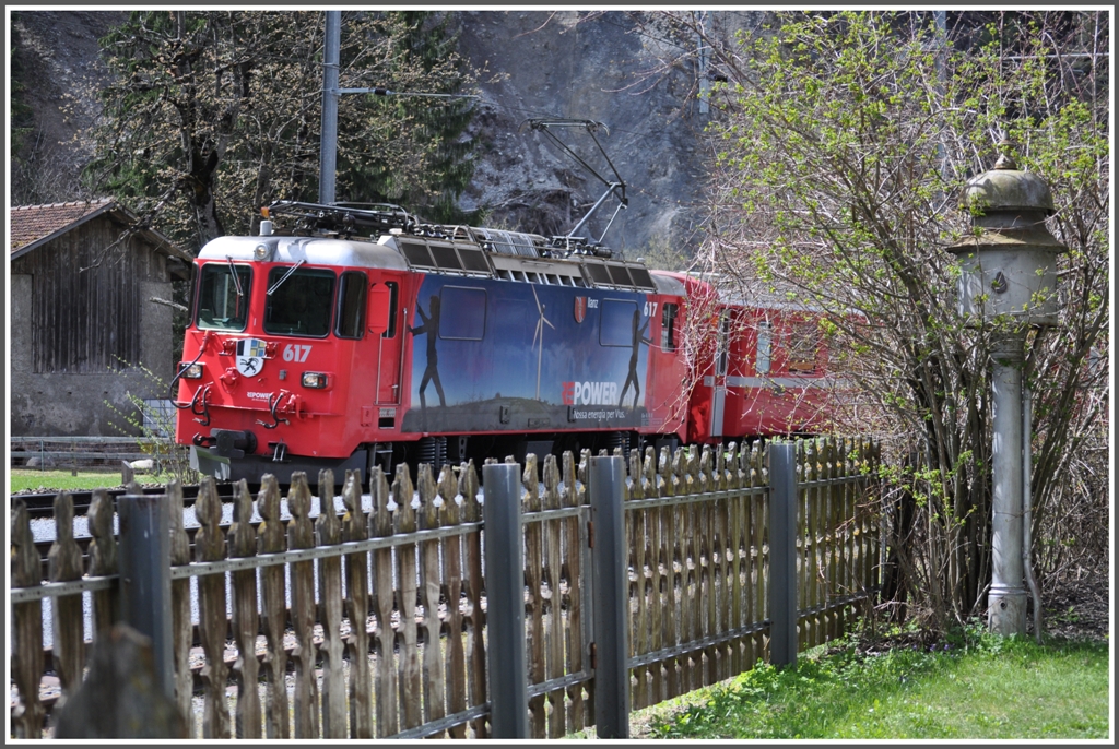RE1245 mit Ge 4/4 II 617  Ilanz  in Trin. Zu Besuch bei meinem Kollegen im ehemaligen Bahnwrterhaus entstand dieser Schnappschuss aus einem Gartenstuhl. (12.04.2012)