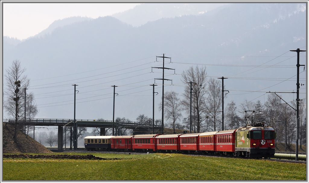 RE1245 mit der Ge 4/4 II 630  Trun  zwischen Zizers und Igis. (02.04.2013)