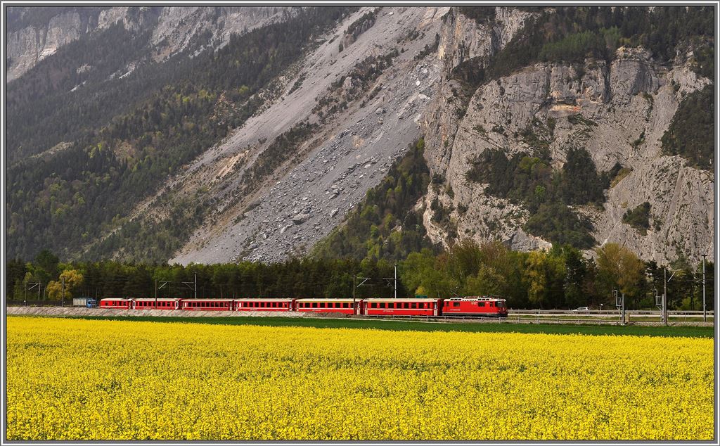 RE1245 mit Ge 4/4 II 627  Reichenau-Tamins  am Ende des Schutzwalls gegen die Rfe aus dem Pargheratobel. Im Hintergrund ist das Felssturzgebiet am Rand der Gemeinde Felsberg zu sehen. (02.05.2013)