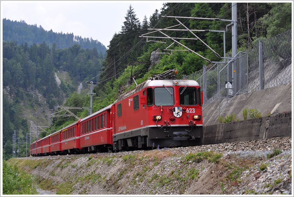 RE1245 mit Ge 4/4 II 623  s-Chanf  bei Trin. (27.06.2013)