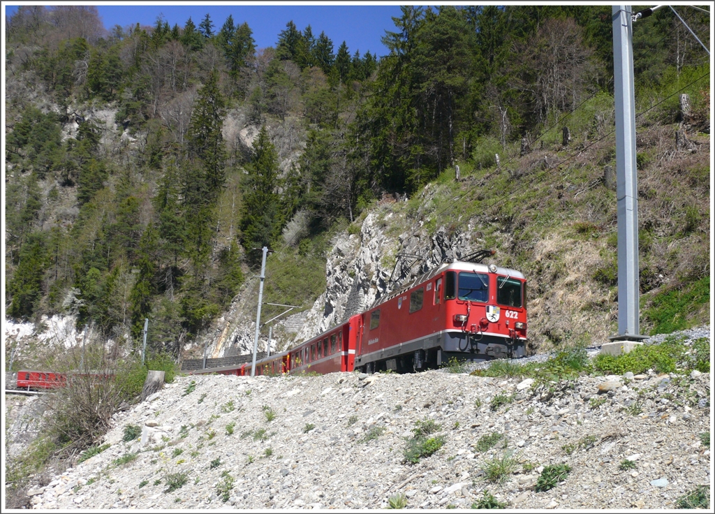 RE1245 mit Ge 474 II 622  Arosa  in steilem Gelnde zwischen Trin und Reichenau-Tamins. (28.04.2010)