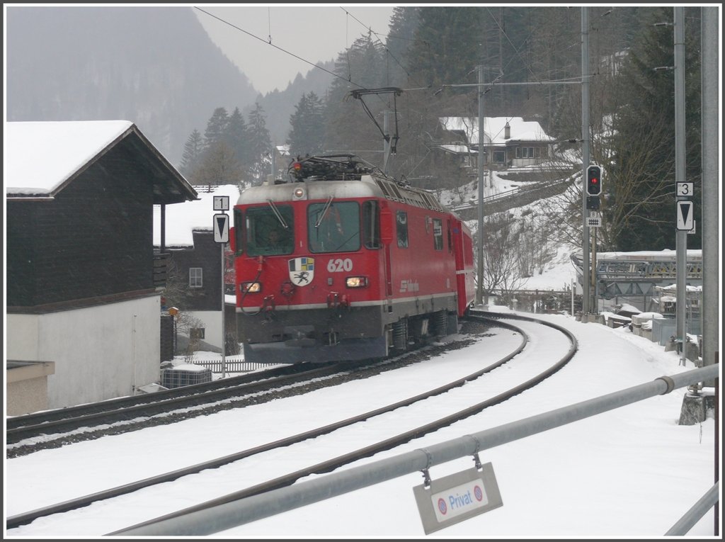 RE1245 nach Scuol-Tarasp mit ge 4/4 II 620  Zernez  erreicht Grsch im Prttigau. (10.02.2010)