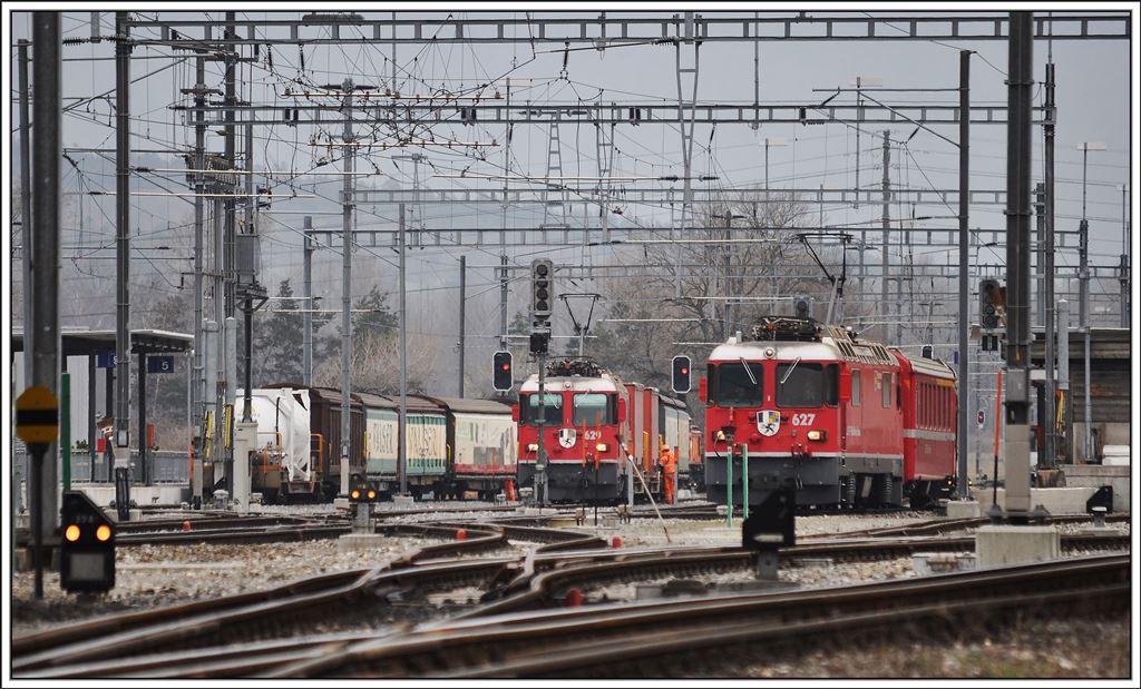 RE1245 nach Scuol-Tarasp mit Ge 4/4 II 627  Reichenau-Tamins  berholt in Untervaz-Trimmis einen Gterzug mit Ge 4/4 II 629  Tiefencastel . (08.04.2013)