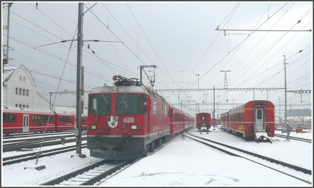 RE1245 nach Scuol/Tarasp mit Ge 4/4 II 620  Zernez  fhrt in Landquart ein. (10.02.2010)