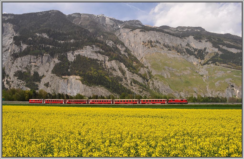 RE1245 vor dem Calanda zwischen Felsberg und Chur West. (02.05.2013)