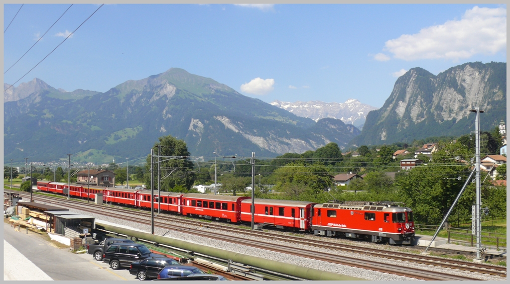 RE1248 mit Ge 4/4 II 618  Bergn/Bravuogn  bedient den Bahnhof Zizers auf dem Weg nach Chur. Im Hintergrund der Vilan, die Schesaplana und die Klus (Eingang zum Prttigau) (28.06.2010)
