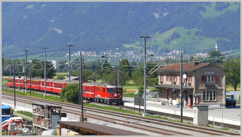 RE1248 mit Ge 4/4 II 618  Bergn/Bravuogn  erreicht Zizers. (28.06.2010)