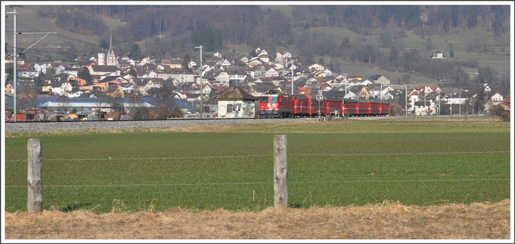 RE1248 mit Ge 4/4 II 625  Kblis  beim Pumpenhuschen zwischen Malans und Landquart. (03.03.2011)