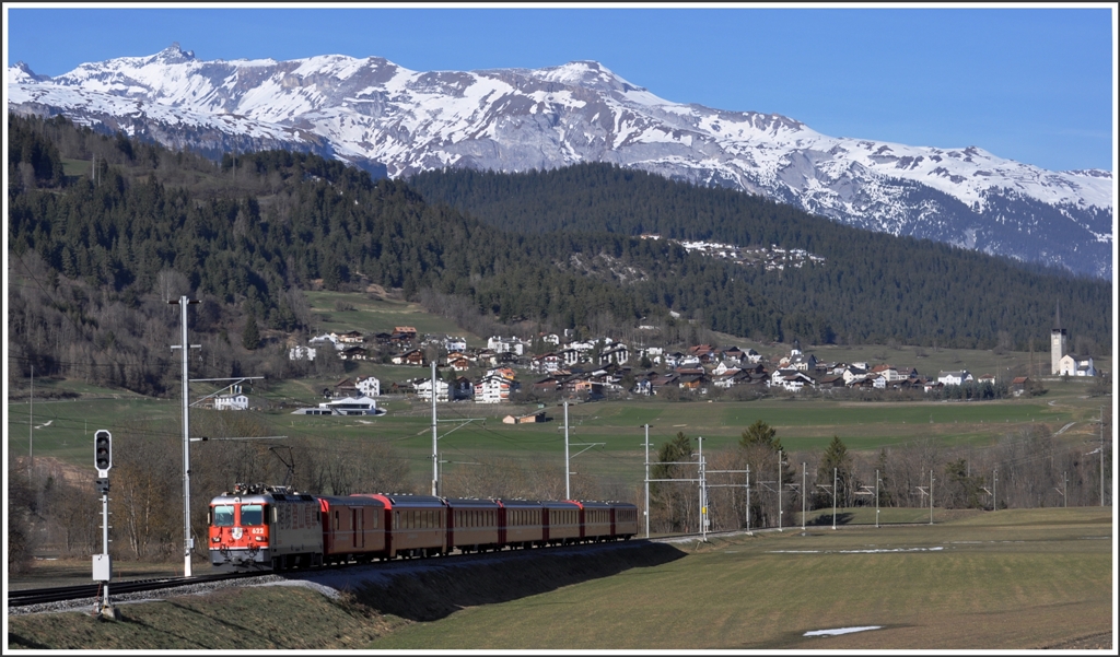 RE1248 mit Ge 4/4 II 622  Arosa  erreicht in Krze Castrisch. Im Hintergrund Sagogn und der Flimserstein. (28.03.2012)