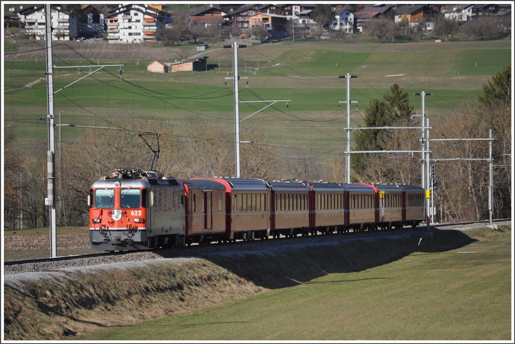 RE1248 mit Ge 4/4 II 622  Arosa  unterhalb von Castrisch. (28.03.2012)