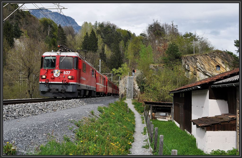 RE1248 mit Ge 4/4 II 627  Reichenau-Tamins  nach der Rheinberquerung bei Reichenau-Tamins. (28.04.2013)
