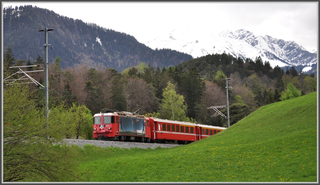 RE1249 mit Ge 4/4 617  Ilanz  nhert sich der Vorderrheinbrcke bei Reichenau. (29.04.2012)
