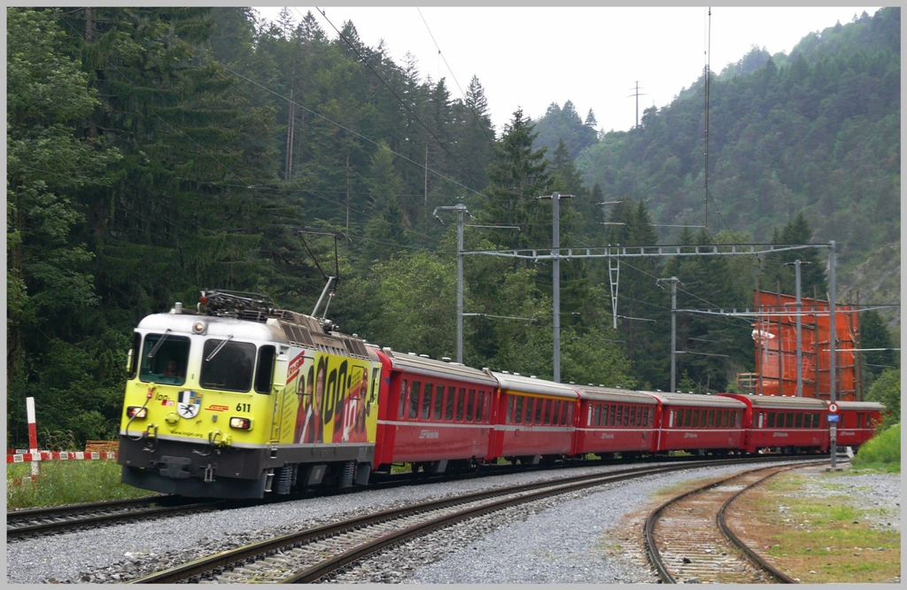 RE1249 mit Ge 4/4 II 611  Landquart  fhrt in Trin ein. (20.06.2010)