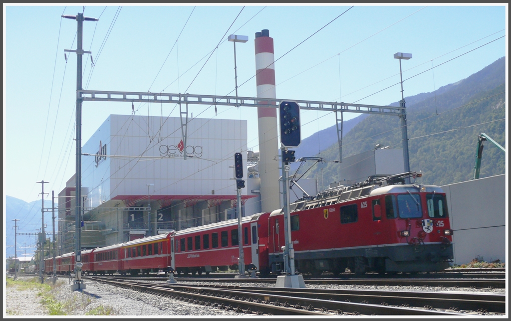 RE1249 mit Ge 4/4 II 625  Kblis  vor der Kehrichtverbrennungsanlage Trimmis in Untervaz-Trimmis. (01.09.2010)