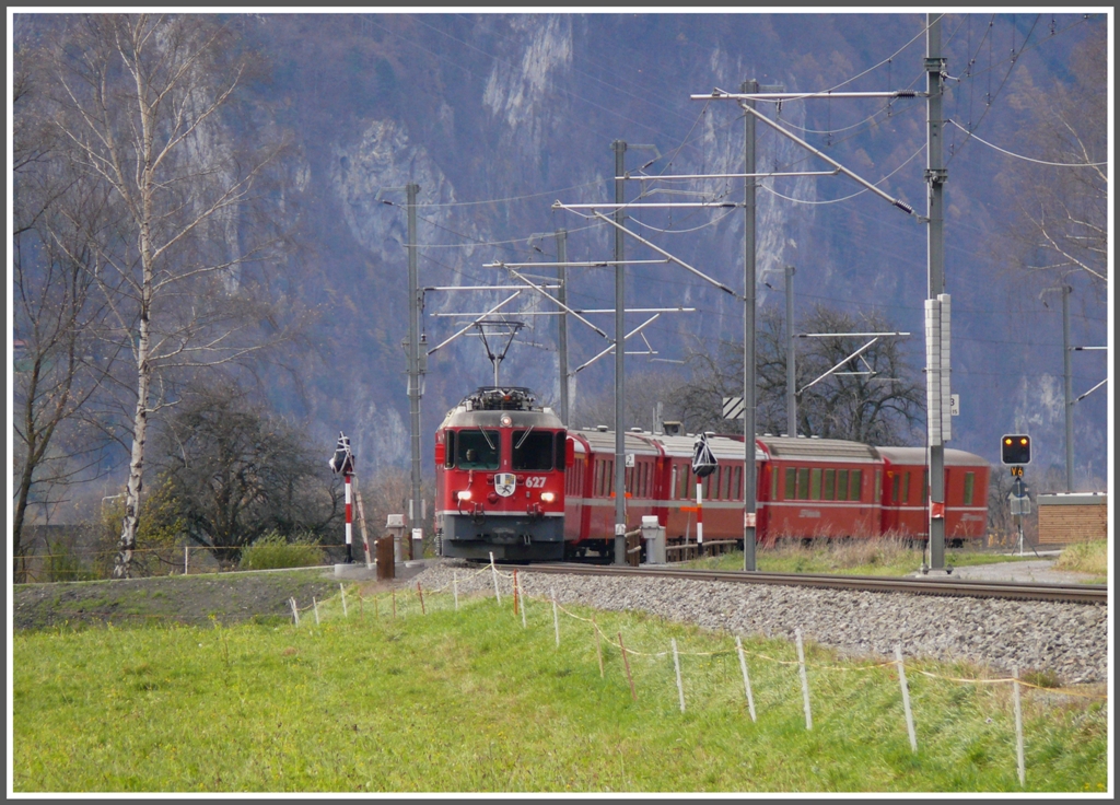 RE1249 mit Ge 4/4 II 627  Reichenau-Tamins  biegt bei Malans um die Kurve. (20.11.2010)