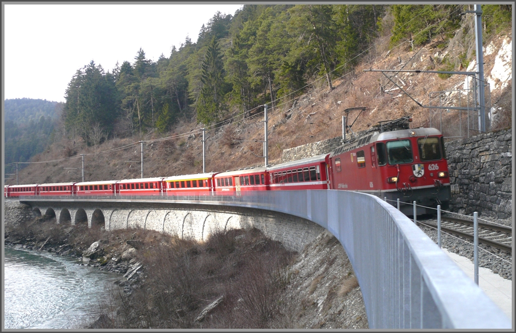 RE1249 mit Ge 4/4 II 626  Malans  unterhalb von Trin. (13.02.2011)