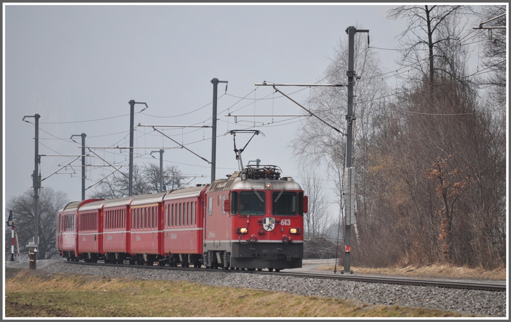 RE1249 mit Ge 4/4 II 613  Domat/Ems  ist bei Malans auf dem Weg nach Scuol-Tarasp. (16.02.2011)