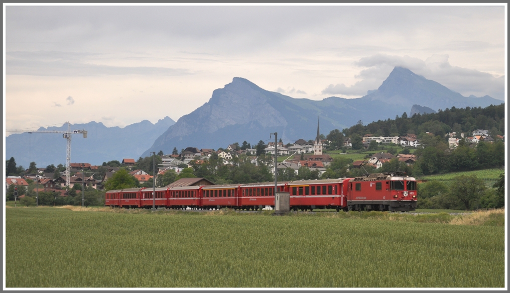 RE1249 mit Ge 4/4 II 623  Domat/Ems  bei Malans mit Gonzen und Gauschla im Hintergrund. (07.06.2011)
