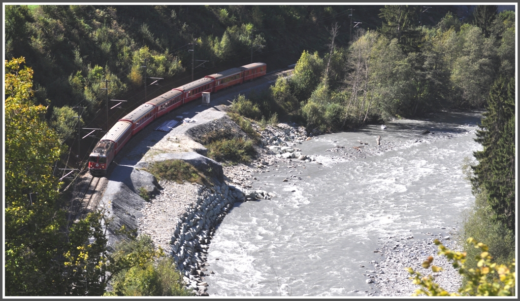 RE1249 mit Ge 4/4 II 628 S-chanf zwischen Valendas und Versam. (13.09.2011)