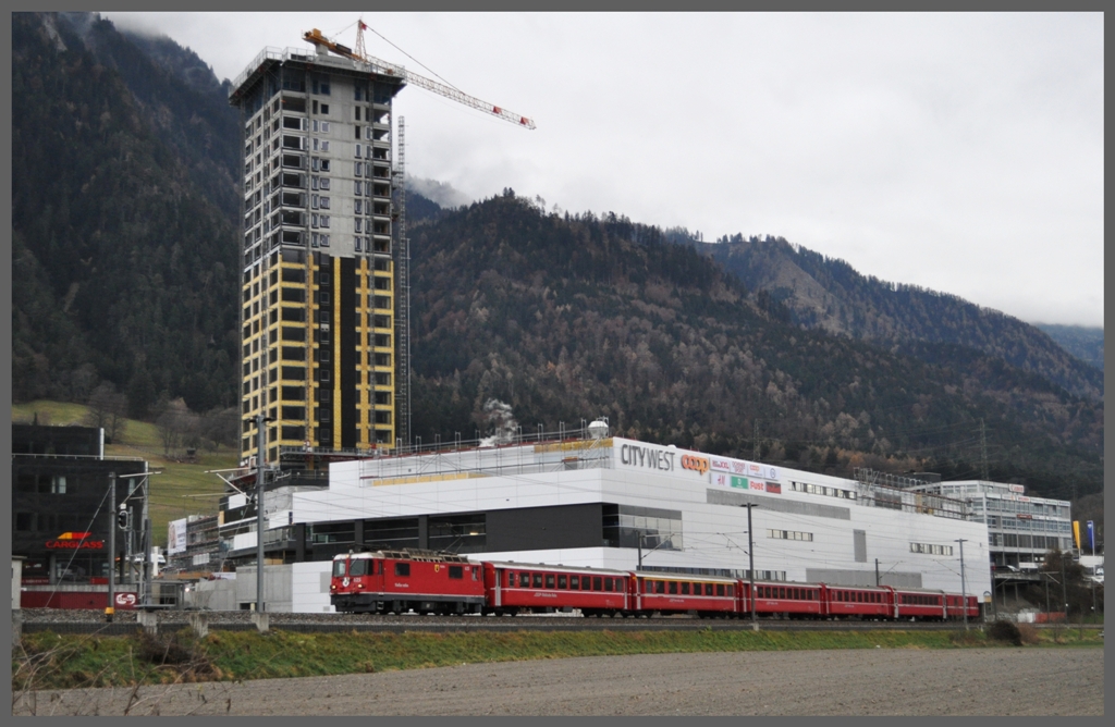 RE1249 mit Ge 4/4 II 625  Kblis  vor der neuen City West in Chur. (03.12.2011)