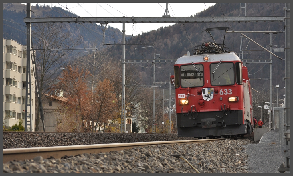 RE1249 mit Ge 4/4 II 633  Zuoz  in Chur Wiesental. (30.11.2011)