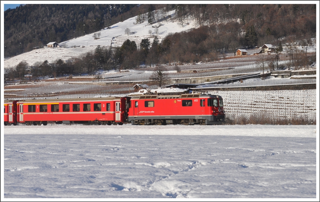 RE1249 mit Ge 4/4 II 612  Thusis  bei Malans. (23.12.2011)