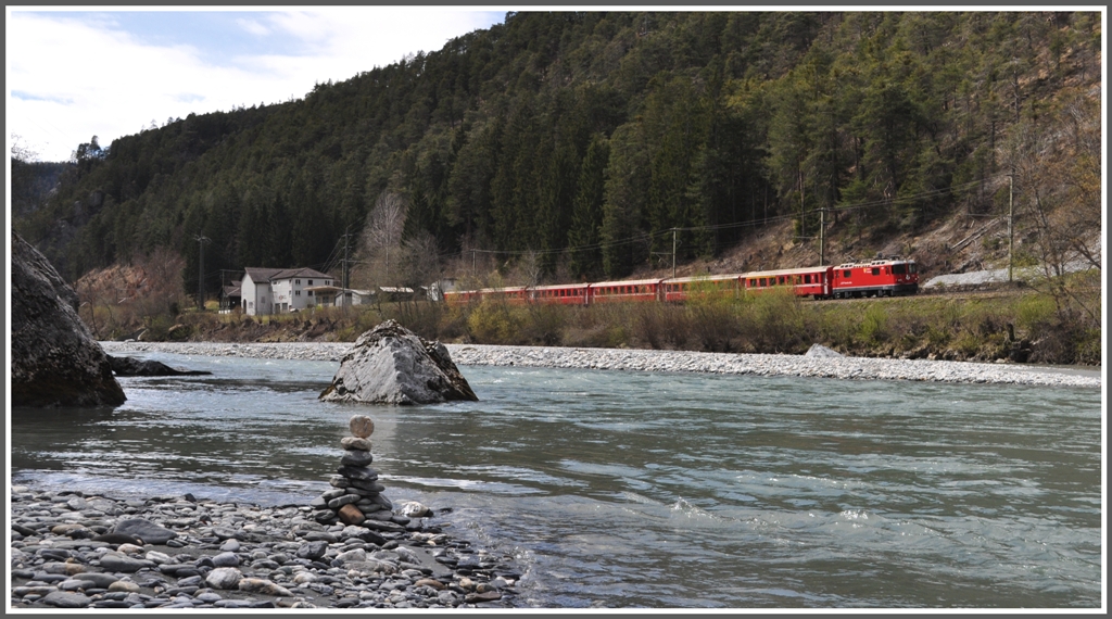 RE1249 mit Ge 4/4 II 624  Celerina/Schlarigna  beim Kraftwerk Pintrun bei Trin. Was macht man, wenn man auf den nchsten Zug wartet? Man baut Steinmandli. (12.04.2012)