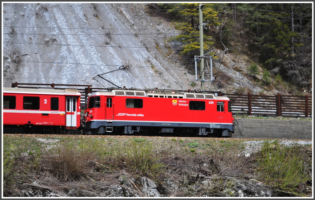 RE1249 mit Ge 4/4 II 624  Celerina/Schlarigna  bei Trin. (12.04.2012)