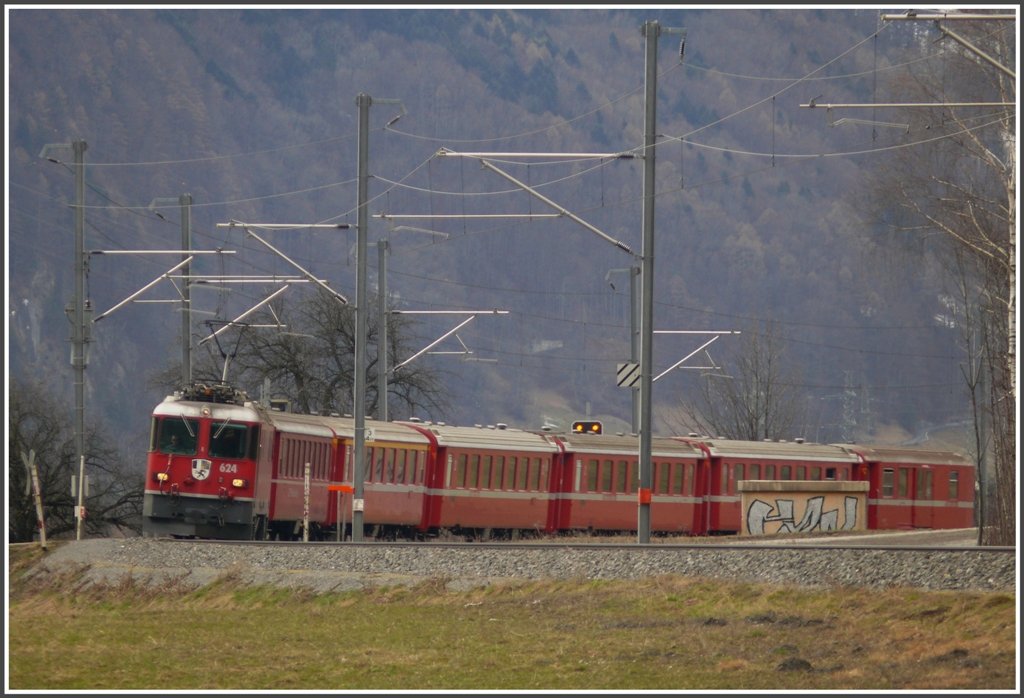 RE1249 nach Scuol-Tarasp mit Ge 4/4 II 624  Celerina  bei Malans. (18.03.2010)