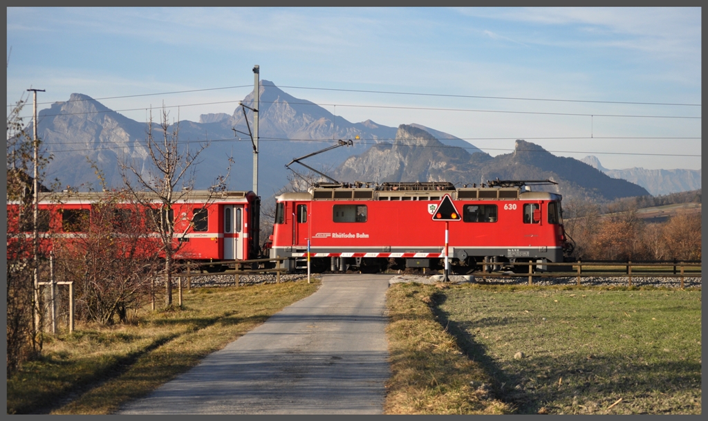 RE1249 nach Scuol-Tarasp mit Ge 4/4 II 630  Trun  zwischen Landquart und Malans mit Gonzen, Gauschla und Regnitzer Spirt im Hintergrund. (30.11.2011)