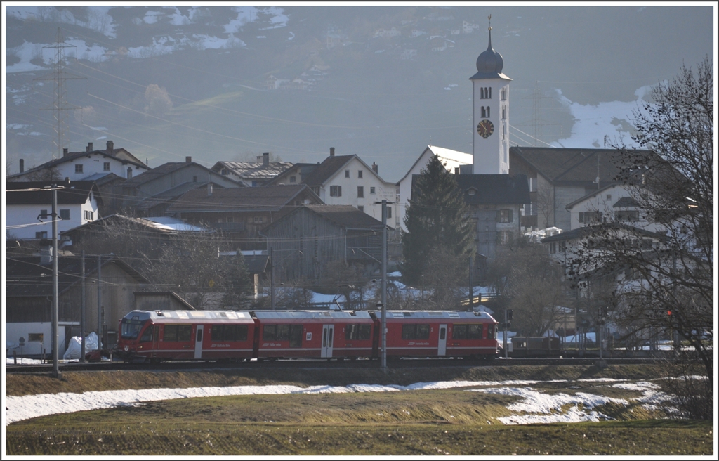 RE1250 mit Allegra 3513 erreicht Castrisch. (28.03.2012)